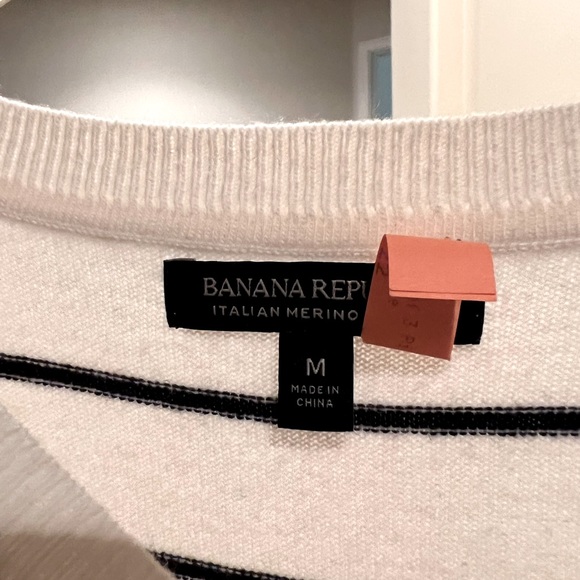Banana Republic stripe Italian wool sweater with lips. Women’s crew neck M. - Picture 2 of 4